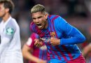 Mu isi hose amakipe arashakisha abakinnyi nabo bayahindura : N’ubwo Ronald Araujo yari yongereye amasezerano mu ikipe ya Fc Barcelona ashobora gutandukana nayo .