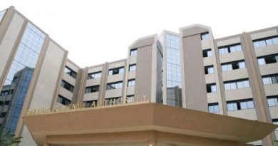 Bamwe mubasoreshwa bo mukarere ka Nyanza mu ntara y’amajyepfo n’umukozi wa RRA Nzahabwa Janvier ishyamba si ryeru.