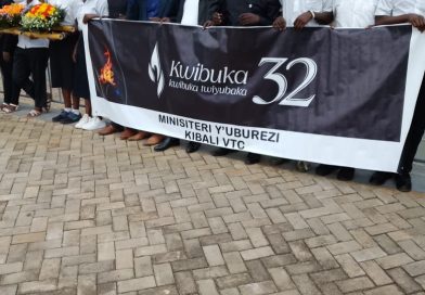 Twibuke Twiyubaka: Ishuri rya VTC Kibali mu karere ka Gicumbi mu ntara y’Amajyaruguru ryasuye urwibutso rushyinguyemo imibili y’abatutsi bishwe muri jenoside .
