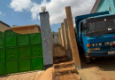 y’Umujyi wa Kigali, Umurenge wa Muhima:Abaturage batuye Umudugudu w’Umwezi baratabaza nyuma y’uko inyubako ivugwaho kubakwa nta byangombwa ifunze inzira nyabagendwa.