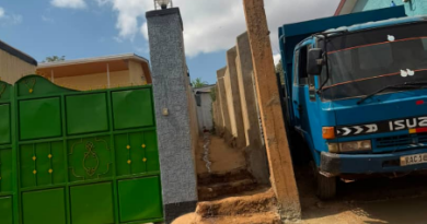 y’Umujyi wa Kigali, Umurenge wa Muhima:Abaturage batuye Umudugudu w’Umwezi baratabaza nyuma y’uko inyubako ivugwaho kubakwa nta byangombwa ifunze inzira nyabagendwa.