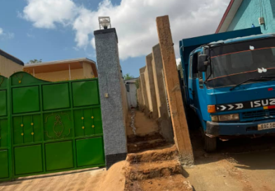 y’Umujyi wa Kigali, Umurenge wa Muhima:Abaturage batuye Umudugudu w’Umwezi baratabaza nyuma y’uko inyubako ivugwaho kubakwa nta byangombwa ifunze inzira nyabagendwa.