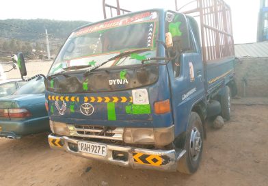 Urwikekwe rwongeye kuvuza ubuhuha mu mudugudu w’Intiganda , Akagali ka Tetero, Umurenge wa Muhima wo mu Mujyi wa Kigali kubera imodoka yagonze igikuta cy’isoko.