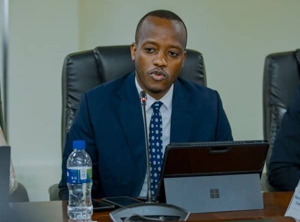 Bamwe mubakozi bashyira imisanzu muri RSSB ntibarumva inyungu zo kugura ibigo by’ubucuruzi bitandukanye mu Rwanda.
